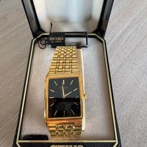 Seiko mens watch.  Gold tone with black face. Flat profile